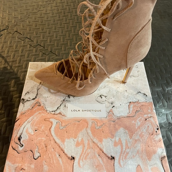 LOLA Shoetique beige suede lace up heel - Picture 3 of 3